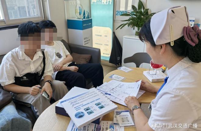 躲被窝刷手机三年视力“告急” 全光塑助双胞胎兄弟高考后视力重回12(图1)